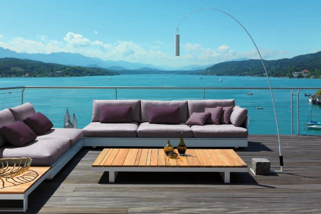 Diese Li-La-Laune-Farbe ist zum Verlieben! Neben zarten Pastell-Tönen hat die stylische Lounge noch eine weitere Besonderheit zu bieten: Zum Material-Mix aus Teakholz, Stoff und Aluminium gesellt sich auch noch Beton. Mehr Infos unter www.viteo.com.