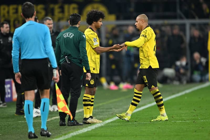 Borussia Dortmund's Jadon Sancho (R) leaves the pitch injured during the UEFA Champions League Round of 16, second leg soccer match between Borussia Dortmund and PSV Eindhoven at Signal Iduna Park. Federico Gambarini/dpa