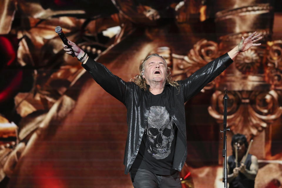 Fher Olvera, de la banda mexicana Maná, durante su presentación en el Festival Vive Latino en la Ciudad de México el domingo 17 de marzo de 2024. (Foto AP/Ginnette Riquelme)