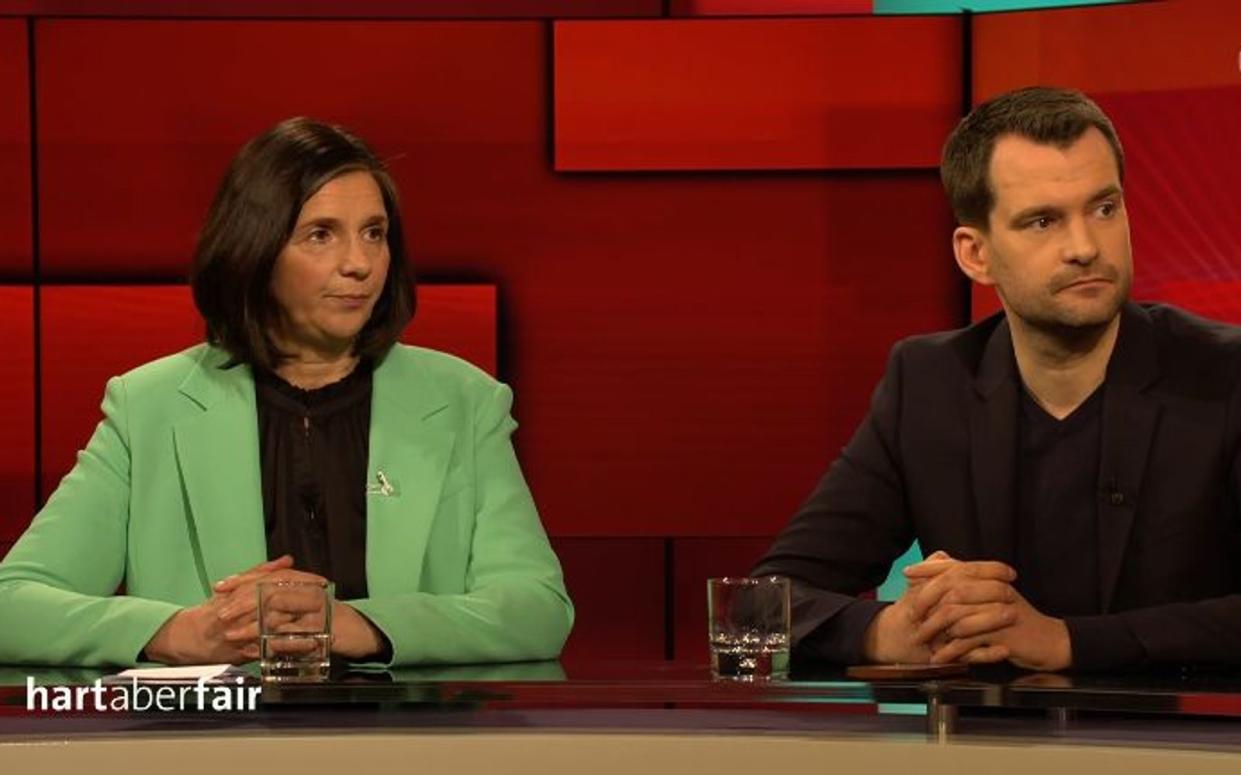 Die Vizepräsidentin des Deutschen Bundestages, Katrin Göring-Eckardt (Grüne) und FDP-Vize Johannes Vogel waren sich am Montagabend in der ARD-Talkshow "Hart aber fair" uneins was das Tempolimit betraf und Maßnahmen zum Klimaschutz. (Bild: ARD)