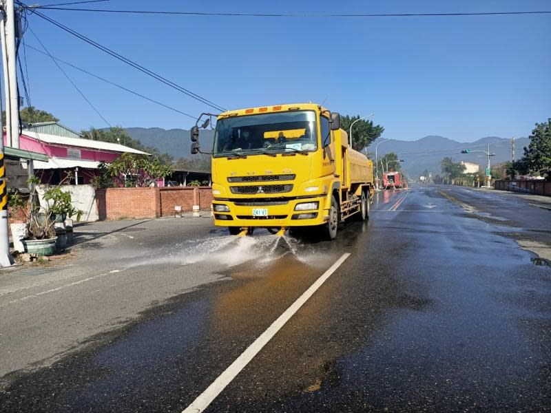 台東空品好轉　掩埋場火災後灑水車出動巡迴噴灑