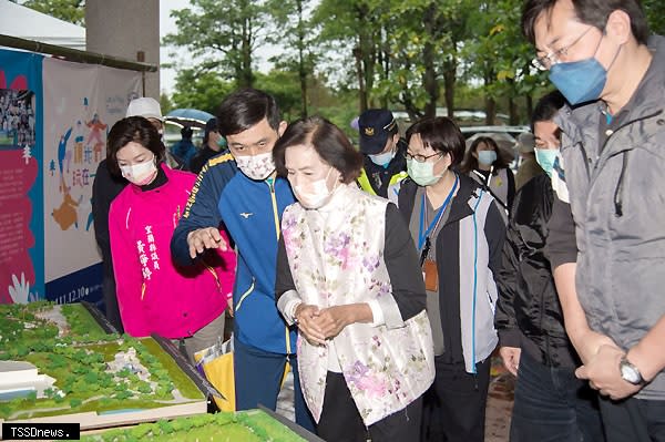 宜蘭縣天氣多雨，特於羅東運動公園內規劃興建「全齡風雨樂活館」舉辦說明會，縣長林姿妙主持。（圖：縣府提供）