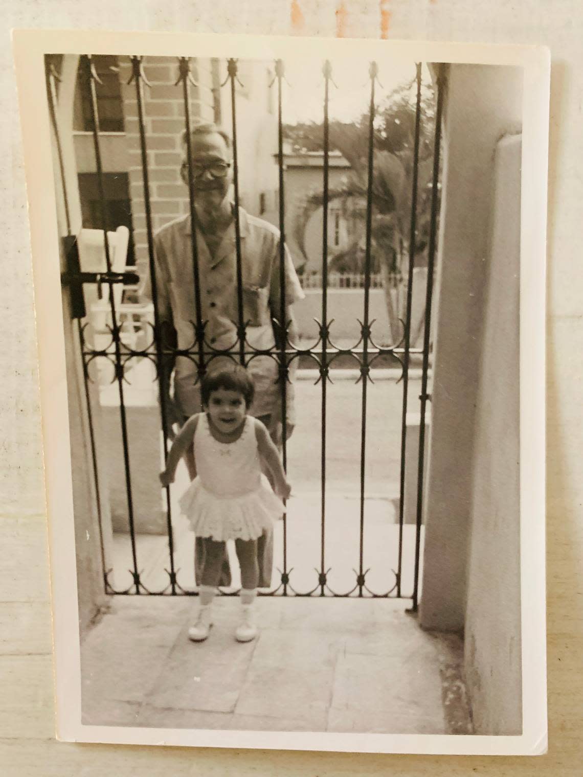 Janet in Cuba, with her grandfather Manolo, who before the arrival of Castroism was the owner of several bodegas and candy stores on the island, including La Favorita, in Artemisa, where he sold fine liquors. Manolo’s story also inspired Díaz Bonilla to create La Marielita rum.