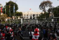 Foto de archivo. La policía hace guardia frente al Congreso después de que el presidente interino de Perú, Manuel Merino, anunció su renuncia, en Lima, Perú.