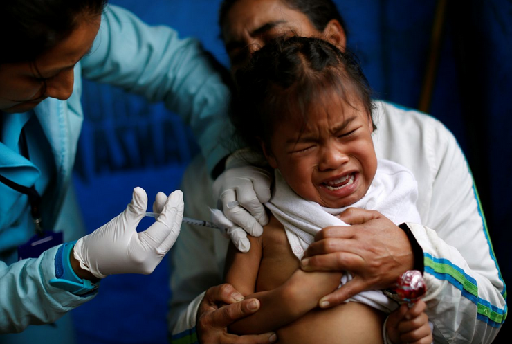 In Lima, Peru, werden bei einer Grippe-Kampagne Kleinkinder gegen das Virus geimpft. Dieses Mädchen würde auf den fiesen Pieks gerne verzichten. (Bild: Reuters/Janine Costa)