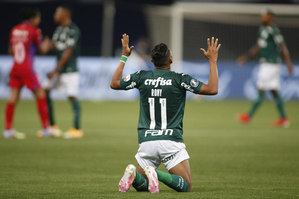 Rony, del Palmeiras de Brasil, celebra su gol ante el Tigre de Argentina en su duelo de Copa Libertadores, el miércoles 21 de octubre de 2020, en Sao Paulo. (Miguel Schincariol/Pool Photo via AP)