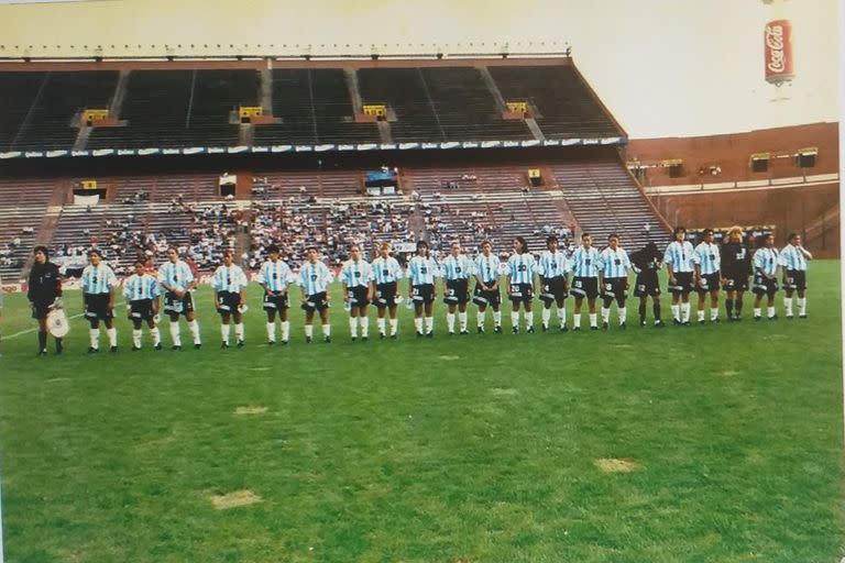 La selección femenina de fútbol en la previa del repechaje contra México, en 1998, en la cancha de Vélez