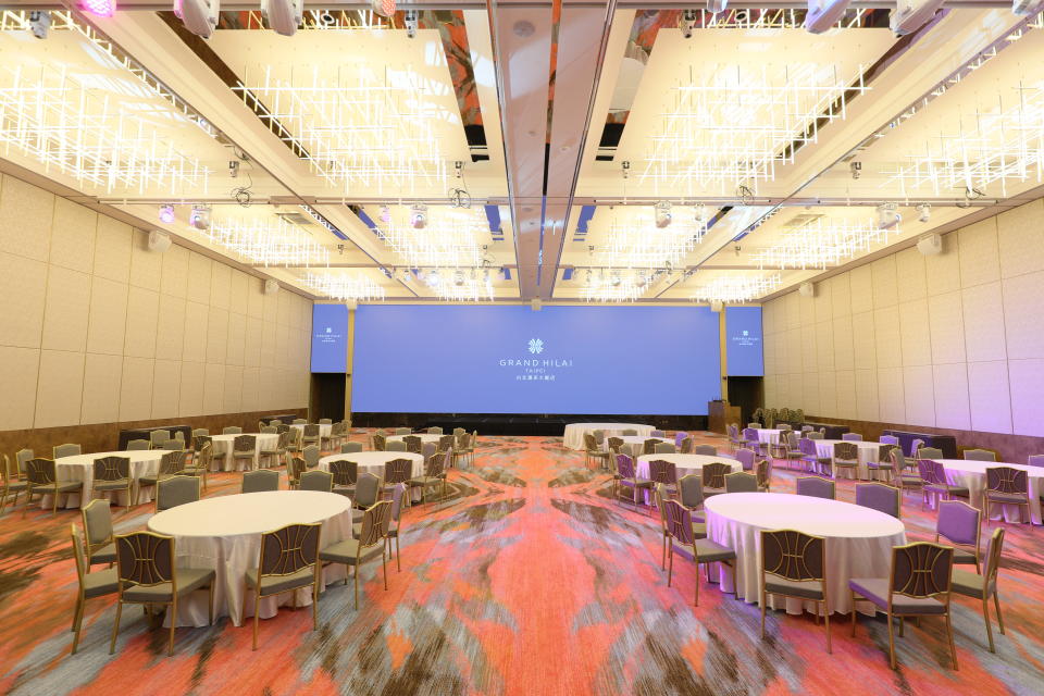 宴會廳挑高7米5，可容納1,200位賓客，照片中僅是1/3的面積。