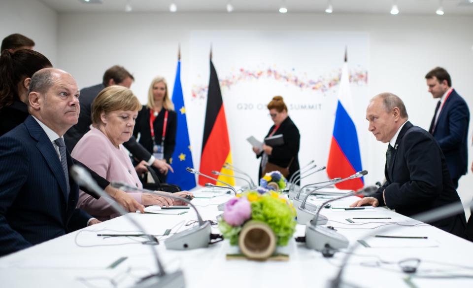 Nicht einmal vier Jahre her: Die damalige Kanzlerin Angela Merkel und der heutige Kanzler Olaf Scholz mit Russlands Präsident Wladimir Putin beim G-20-Treffen in Osaka.  - Copyright: Picture Alliance