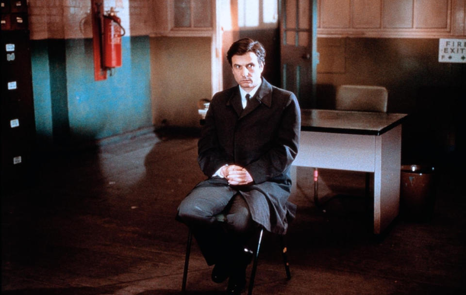 <p>Diese Tragikomödie des Finnen Aki Kaurismäki ist ein Meisterwerk der Melancholie und des staubtrockenen Humors. Der große französische Schauspieler Jean-Pierre Léaud, bekannt aus Truffauts Antoine Doinel-Reihe, spielt einen lebensmüden Mann, der auf sich selbst einen Auftragsmörder ansetzt, dann plötzlich aber doch wieder Gefallen an seinem Dasein findet. Ein absoluter Klassiker.</p><p><br></p>