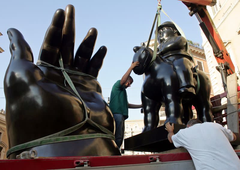 Foto de archivo. Un par de esculturas del artista colombiano Fernando Botero son cargadas en un camión, con destino a una retrospectiva de su obra en el Palazzo Venezia de Roma, en Roma