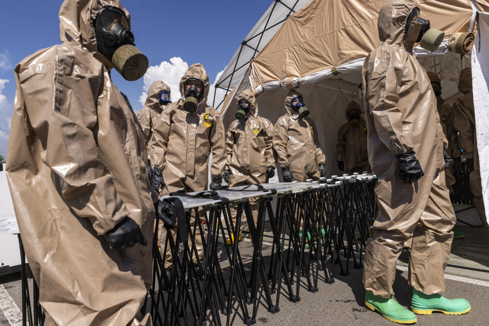 Equipos de rescate de emergencia ucranianos en un simulacro de desastre nuclear en Zaporiyia, Ucrania, el 17 de agosto de 2022. (David Guttenfelder/The New York Times)
