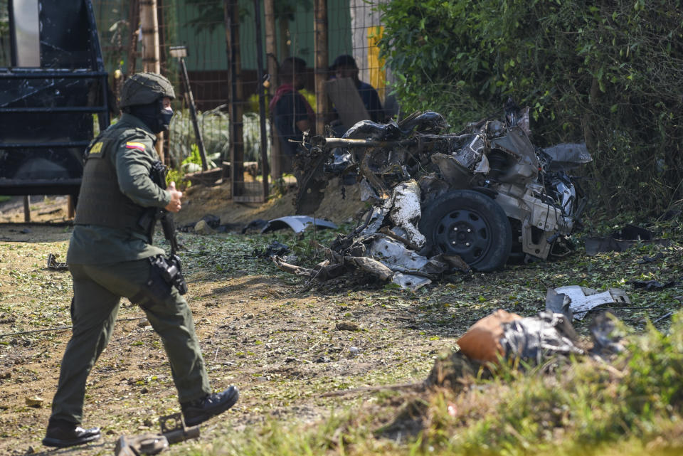 Los restos de un coche bomba que explotó durante la noche se encuentran esparcidos afuera de una estación de policía en Miranda, Colombia, el viernes 12 de abril de 2024. El presidente Gustavo Petro señaló al Estado Mayor Central como posible perpetrador del ataque. (AP Foto/Edwin Rodríguez)