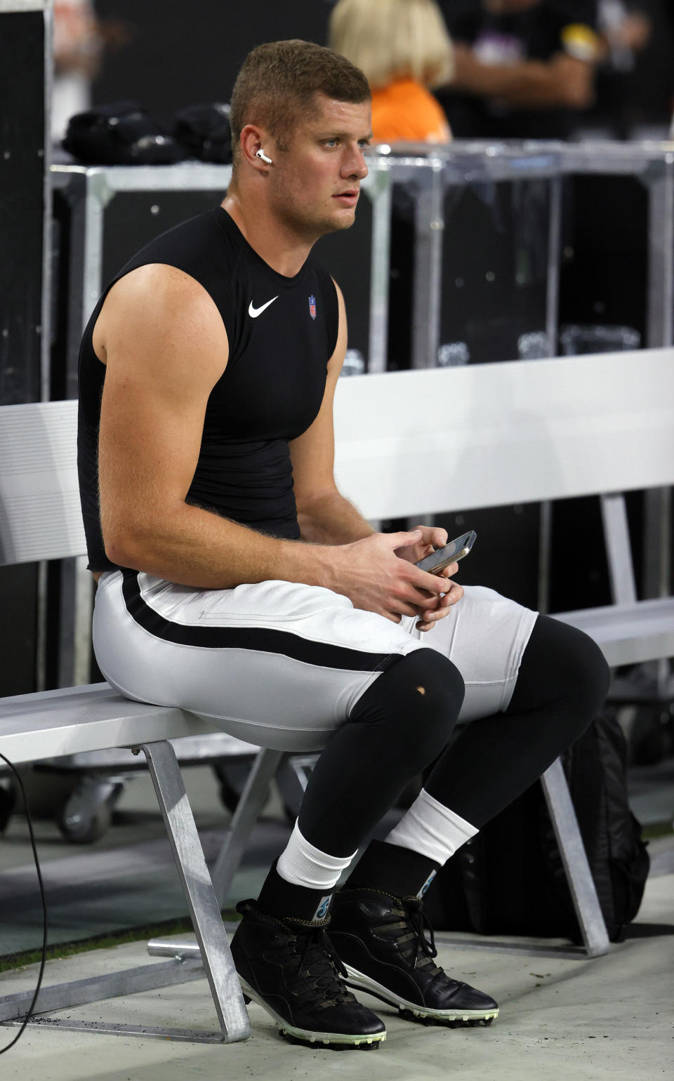 El ex jugador de los Raiders de Las Vegas Carl Nassib sentado en el banco durante los calentamientos antes de un partido contra los Kansas City Chiefs en el Allegiant Stadium el 14 de noviembre de 2021 en Las Vegas, Nevada. (Foto: Ethan Miller/Getty Images)