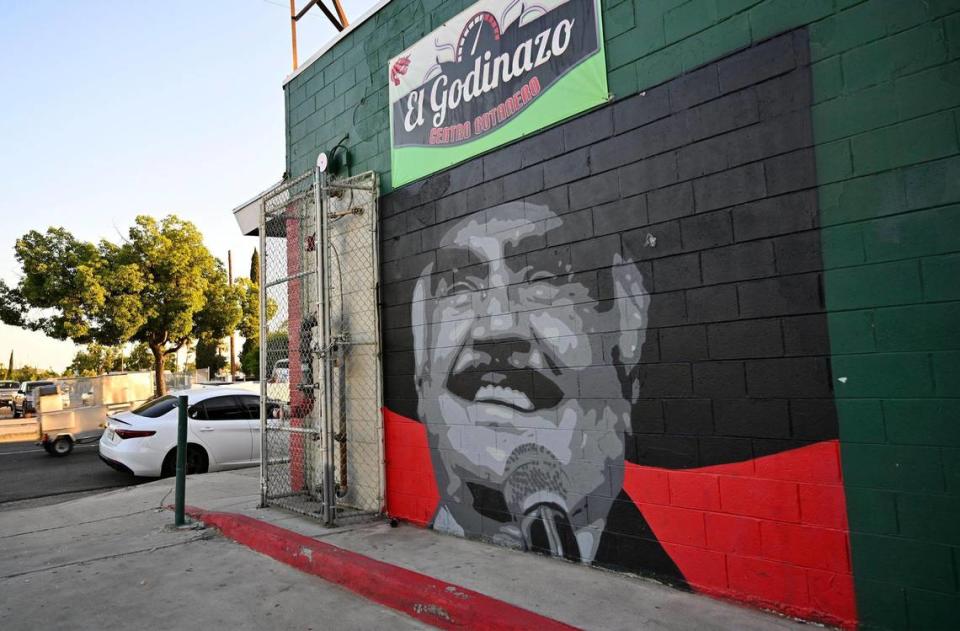 Un mural con la imagen de Vicente Fernández se muestra afuera de El Godinazo Centro Botanero, ubicado en Belmont, en el centro de Fresno, el viernes 23 de junio de 2023. ERIC PAUL ZAMORA/ezamora@fresnobee.com
