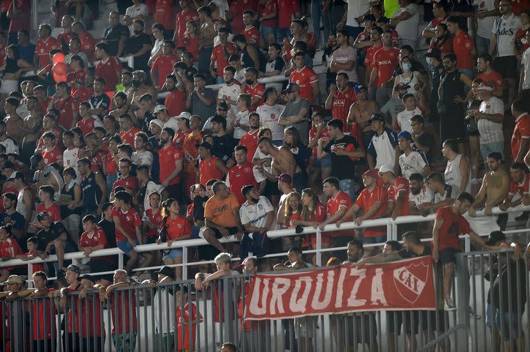 Los hinchas de Independiente están desconcertados por el presente, y barrabravas se pelearon con piqueteros en un combate que terminó con el deceso de un simpatizante rojo, Juan Calvente.