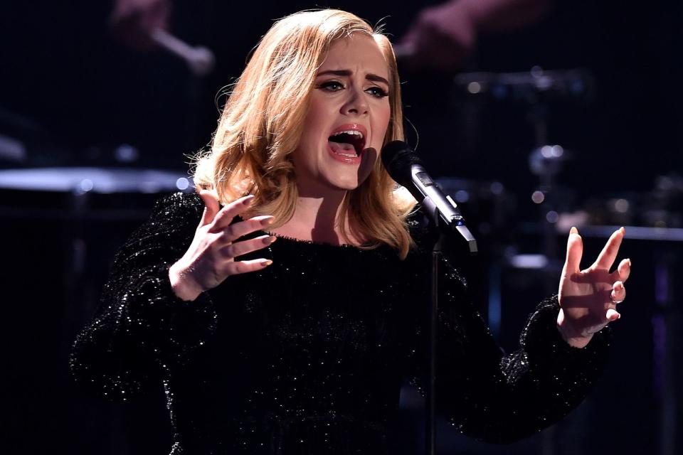 Blöde Kommentare aufgrund ihrer Figur musste sich Superstar Adele schon viele anhören - etwa von Karl Lagerfeld, der sie "etwas zu fett" nannte. Glücklicherweise ließ sie sich nie davon beeinflussen: "Ich würde nur abnehmen, wenn meine Gesundheit oder mein Sexleben leiden - und das tun sie nicht", sagte sie 2012 der "USA Today". (Bild: Sascha Steinbach/Getty Images)