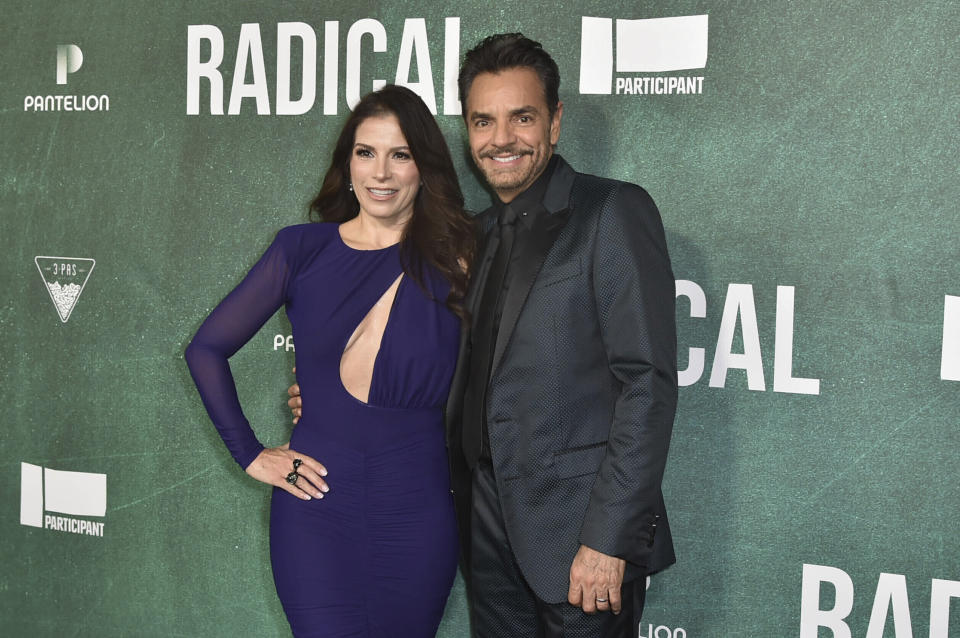 Alessandra Rosaldo, izquierda, y Eugenio Derbez llegan a la premiere de "Radical" el lunes 30 de octubre de 2023 en el Regency Bruin Theatre en Los Ángeles. (Foto Richard Shotwell/Invision/AP)