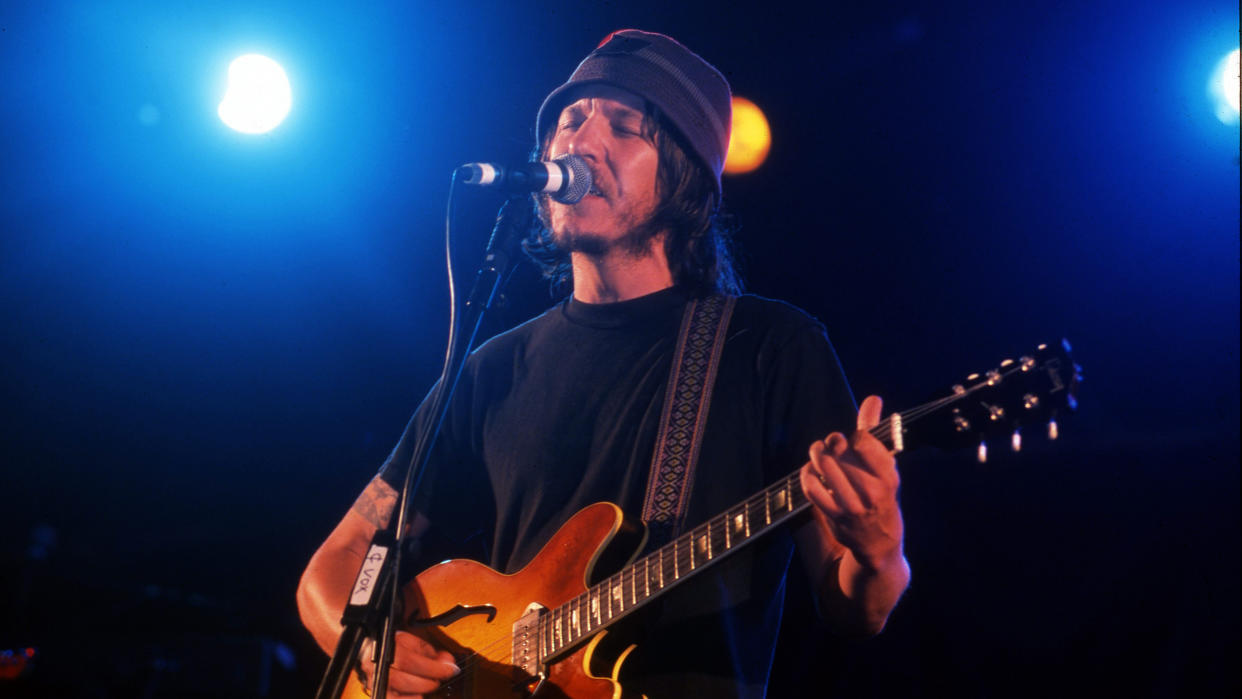  Elliot Smith performs on stage at Glastonbury Festival, United Kingdom, 2000. 