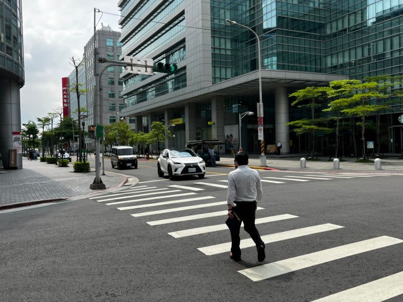 ▲中央氣象局表示，今（18）日雖然東北季風減弱，但清晨在中部以北及東北部感受仍涼。（圖／張勵德攝）