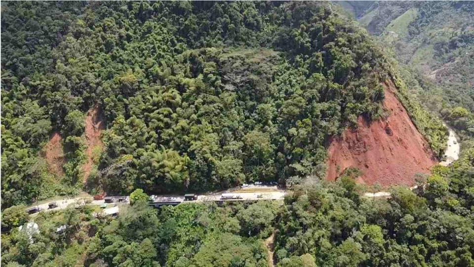 Ante el derrumbe, Invías definió cierres parciales y totales en la vía Medellín - Bogotá. Foto: Cortesía - Invías