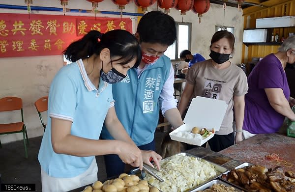 立委蔡適應關懷獨居長者，前往外木山漁港協安宮為獨居長者下廚、供餐。（記者王世明攝）