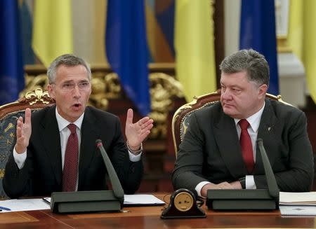 Ukraine's President Petro Poroshenko (R) and NATO Secretary-General Jens Stoltenberg attend the meeting of national security and defense council of Ukraine in Kiev September 22, 2015. REUTERS/Gleb Garanich