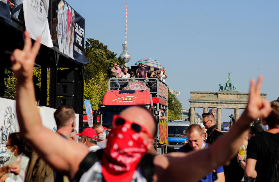 "Love World Peace Parade" in Berlin am Sonntag (Bild: Reuters/Hannibal Hanschke)