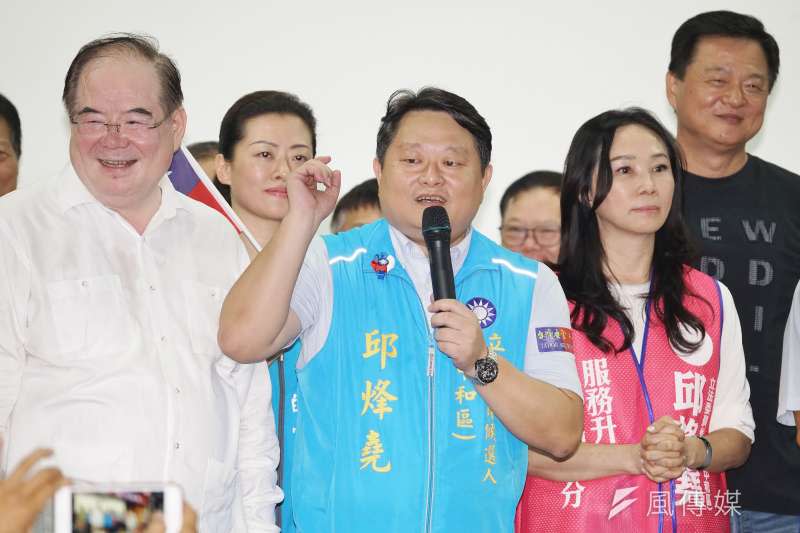 20191006-李佳芬（右）為新北立委參選人邱烽堯（中）輔選。（盧逸峰攝）