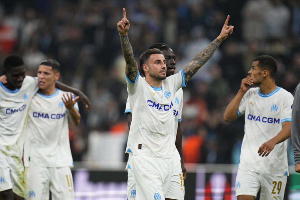 Jonathan Clauss (centro) celebra con sus compañeros tras vencer a Ajax en la Liga Europa, el jueves 30 de noviembre de 2023, en el estadio Velodrome de Marsella. (AP Foto/Daniel Cole)