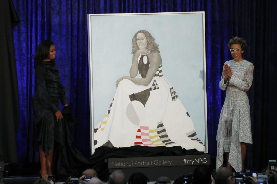 La artista Amy Sherald (der.) y Michelle Obama en la ceremonia. REUTERS/Jim Bourg