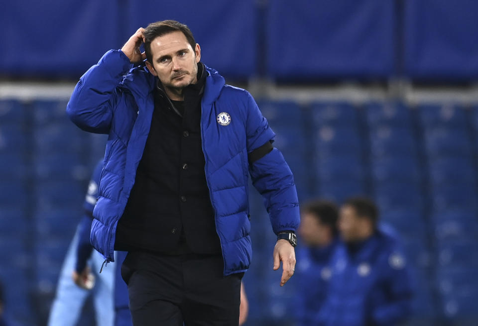 Frank Lampard, técnico del Chelsea, se rasca la cabeza tras la derrota ante el Manchester City, el domingo 3 de enero de 2021, en un duelo de la Liga Premier (Andy Rain/Pool via AP)