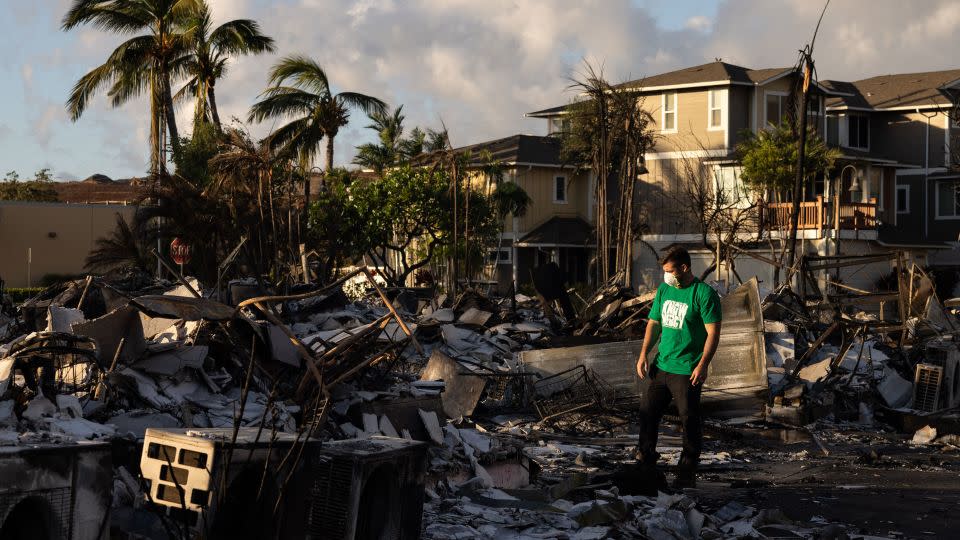 Ein Freiwilliger begutachtete den Schaden in einem verkohlten Apartmentkomplex nach dem Brand in Lahaina im August 2023. – Yuki Iwamura/AFP/Getty Images