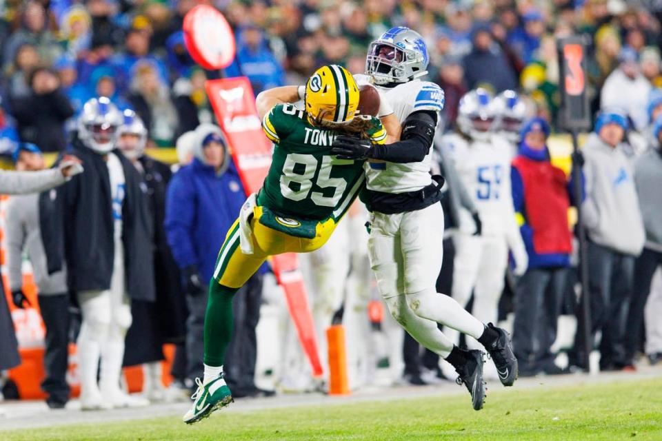 Jan 8, 2023; Green Bay, Wisconsin, USA; Green Bay Packers tight end Robert Tonyan (85) catches a pass as Detroit Lions safety DeShon Elliott (5) defends during the second quarter at Lambeau Field. Mandatory Credit: Jeff Hanisch-USA TODAY Sports