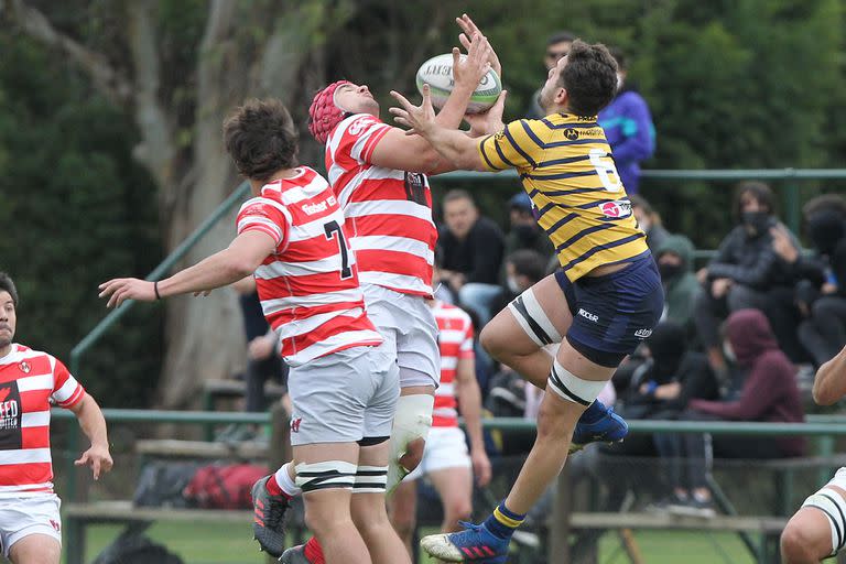 Lucha en las alturas: Alumni consigue la pelota y se mantiene encumbrado en la tabla; Regatas lo exigió hasta un 17-18 y obtuvo su primer punto en el Top 12 de la URBA.