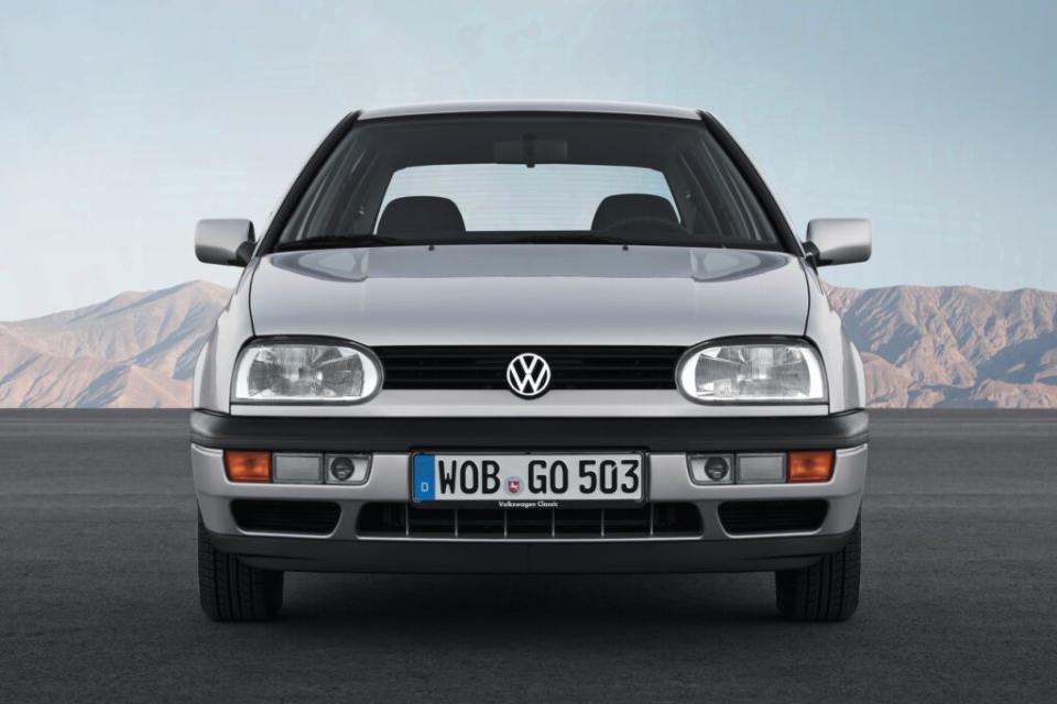 1991 年起，第三代 Golf 開啟新的安全時代，Volkswagen 史上第一台具有前座安全氣囊的車款應運而生，加上強化車體鋼性，使全球數百萬的駕駛受惠，更樹立多項里程碑，包括第一個六汽缸引擎、第一個側邊安全氣囊，以及定速巡航。(圖片提供：VW)