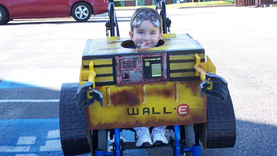 Lon designed the WALL-E costume so Reese could move the robot's arms from inside. He had to remove six inches off the sides so it could fit through a doorway. - Walkin' & Rollin' Costumes