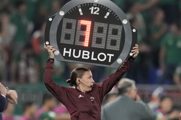 Stephanie Frappart, de Francia, muestra un cartel con siete minutos de tiempo añadido durante el partido del Grupo C del Mundial que enfrentó a México con Polonia; hoy, será la jueza principal