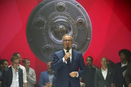 Karl-Heinz Rummenigge (C), CEO of Bayern Munich, gives a speech during the Bayern Munich Champions dinner at Postpalast in Munich, Germany on May 23, 2015. REUTERS/Alexander Hassenstein/Pool