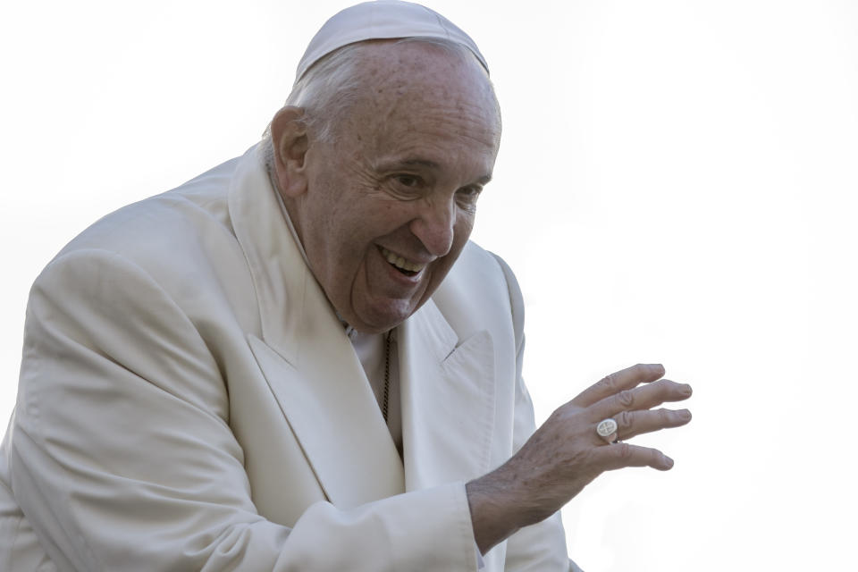 Pope Francis has his very own autographed Lamar Jackson jersey. (Giuseppe Ciccia/SOPA Images/LightRocket via Getty Images)