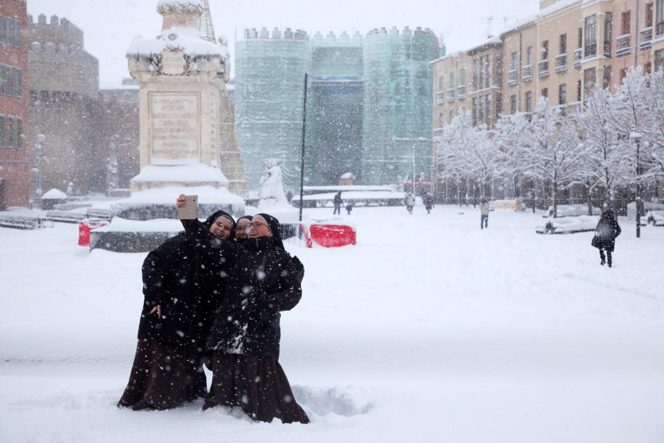 España: más de mil autos quedaron atrapados en la nieve en medio de un temporal