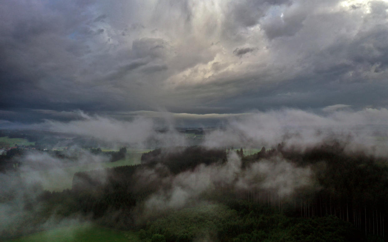 Nebel und Gewitterwolken gestern Abend im bayerischen Marktoberdorf (Bild: Karl-Josef Hildenbrand/dpa)