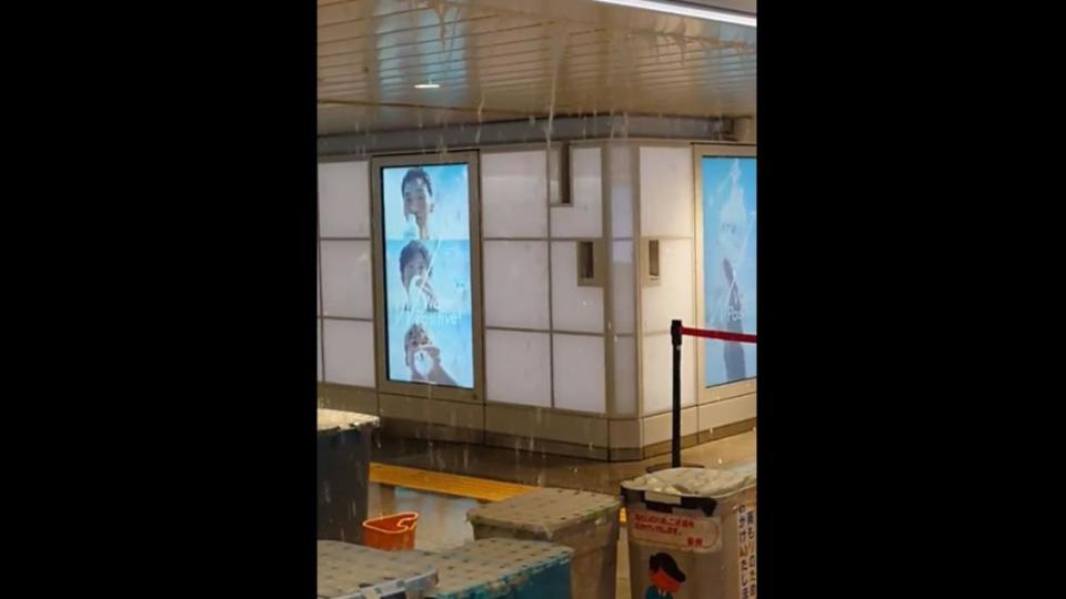 東京新宿車站的天花板嚴重漏水。（圖／翻攝自@baiTakakunw推特）