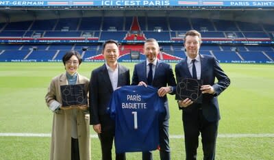 At Parc des Princes located in Paris, Paris Baguette and Paris Saint-Germain signed sponsorships agreement with the message ‘안녕(AnNyeong, Hi), Paris Baguette’. From left, YeonJeong Kim, Vice President Marketing of Paris Baguette HQ ; Jinsoo Hur, CEO at Paris Baguette HQ ; Marc Armstrong, Chief Revenue Officer at Paris Saint-Germain ; Sebastien Wasels, Managing Director atParis Saint-Germain APAC.