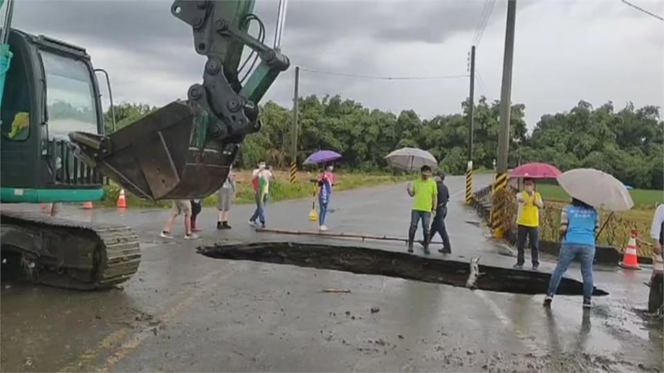 彰化午後下起大雷雨　烏雲密布彷彿颱風來襲