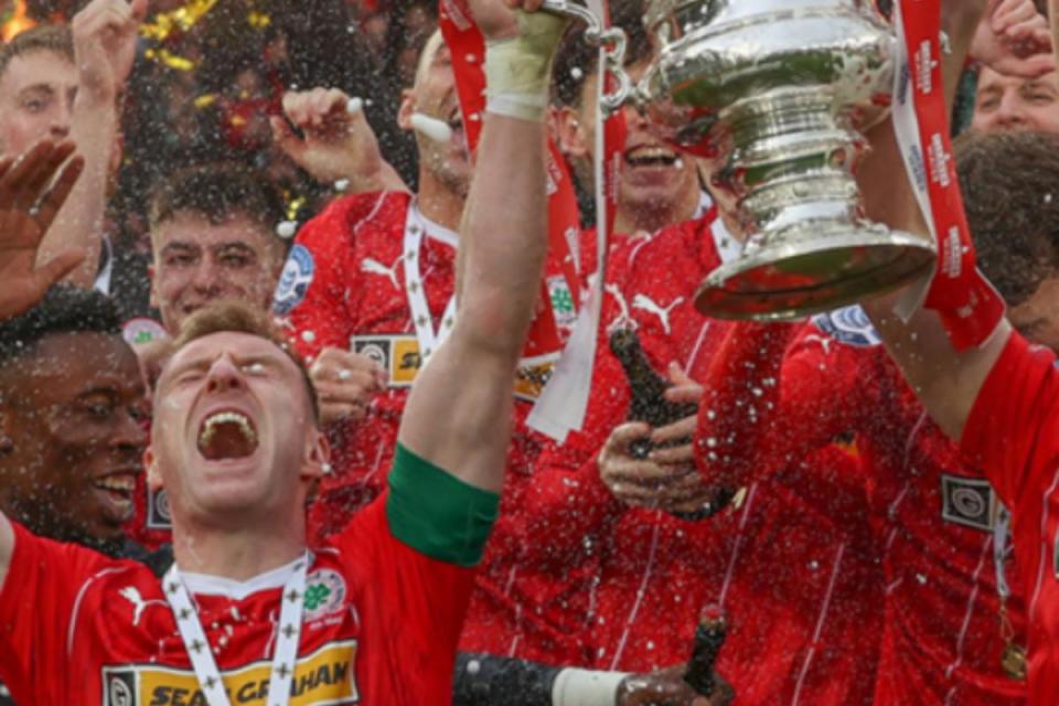 Chris Curran lifts the Irish Cup. <i>(Image: Cliftonville FC)</i>
