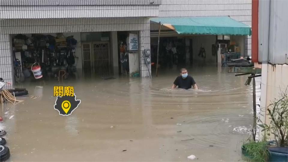 雨彈炸台南！　關廟進出靠膠筏　水閘門也擋不住　豪雨淹進安南一透天厝