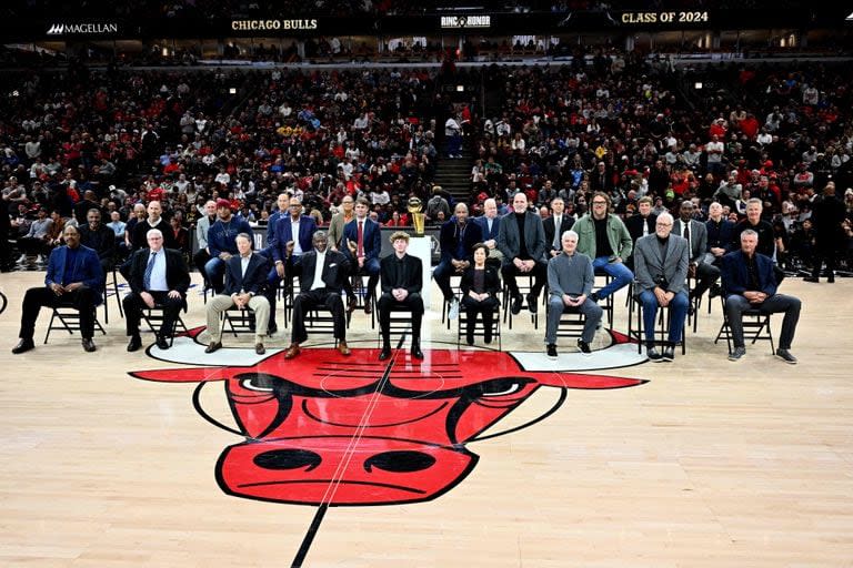 CHICAGO, ILLINOIS - JANUARY 12: The former players, coaches and managers look on during the inaugural Ring of Honor ceremony for the 1995-1996 Chicago Bulls at the game between Golden State Warriors and Chicago Bulls at the United Center on January 12, 2024 in Chicago, Illinois. NOTE TO USER: User expressly acknowledges and agrees that, by downloading and or using this photograph, User is consenting to the terms and conditions of the Getty Images License Agreement.   Jamie Sabau/Getty Images/AFP (Photo by Jamie Sabau / GETTY IMAGES NORTH AMERICA / Getty Images via AFP)