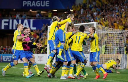 Football - Portugal v Sweden - UEFA European Under 21 Championship - Czech Republic 2015 - Final - Eden Arena, Prague, Czech Republic - 30/6/15 Sweden players celebrate their win Action Images via Reuters / Carl Recine Livepic