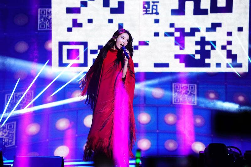 Hebe田馥甄無懼舊東家華研的侵權警告，仍演唱華研時期舊歌〈你就不要想起我〉。（TVBS提供）